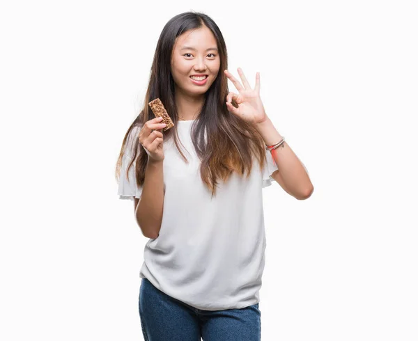 Joven Mujer Asiática Comiendo Chocolate Enérgico Bar Sobre Aislado Fondo —  Fotos de Stock