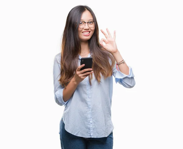 Jovem Mulher Asiática Mensagens Texto Usando Smartphone Sobre Fundo Isolado — Fotografia de Stock