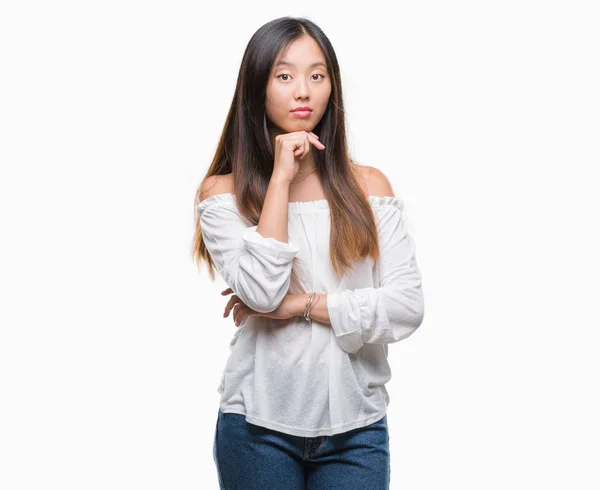 Ung Asiatisk Kvinna Över Isolerade Bakgrund Med Hand Hakan Funderar — Stockfoto