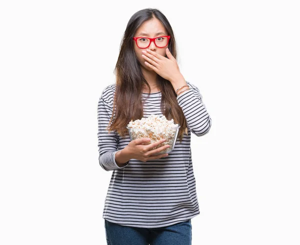Jeune Femme Asiatique Manger Pop Corn Sur Fond Isolé Couvrir — Photo