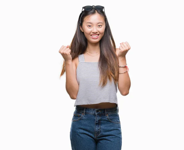 Junge Asiatische Frau Mit Sonnenbrille Über Isoliertem Hintergrund Feiert Überrascht — Stockfoto