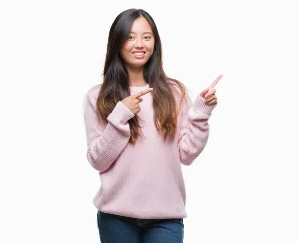 Joven Mujer Asiática Sobre Fondo Aislado Sonriendo Mirando Cámara Apuntando — Foto de Stock