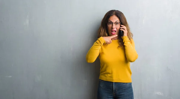 Mujer Hispana Mediana Edad Hablando Por Teléfono Muy Feliz Señalando — Foto de Stock