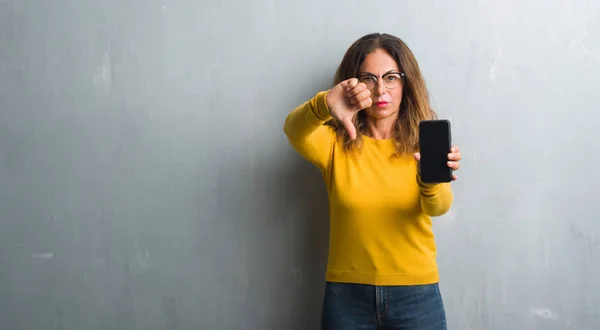 Medelåldern Spansktalande Kvinna Visar Smarphone Skärm Med Arga Ansikte Negativt — Stockfoto