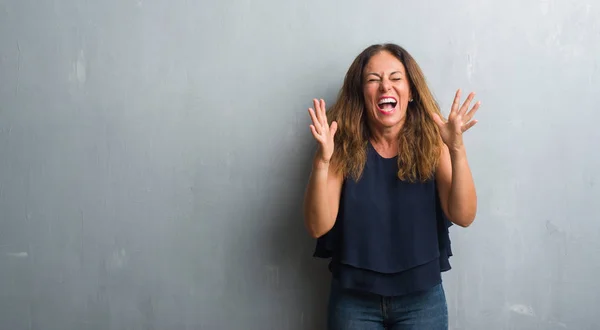 Femme Hispanique Moyen Âge Debout Sur Mur Gris Grunge Célébrant — Photo