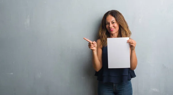 Mujer Hispana Mediana Edad Sosteniendo Hoja Papel Banco Muy Feliz —  Fotos de Stock