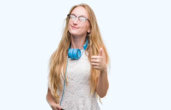 Adolescente Rubia Sosteniendo Teléfono Inteligente Usando Auriculares Felices Con Una —  Fotos de Stock