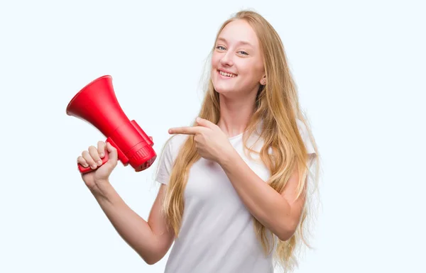 Rubia Adolescente Mujer Sosteniendo Megáfono Muy Feliz Señalando Con Mano —  Fotos de Stock