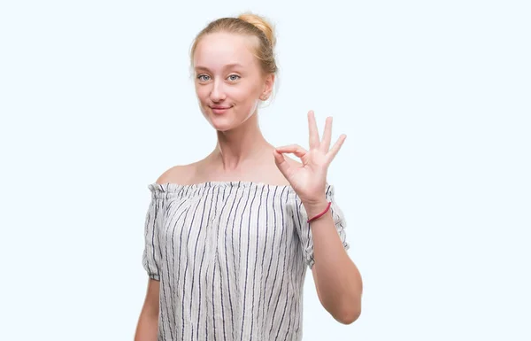 Mulher Adolescente Loira Vestindo Pão Fazendo Sinal Com Dedos Excelente — Fotografia de Stock