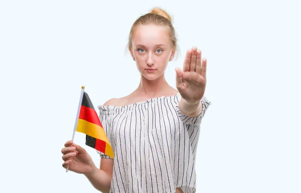 Mulher Adolescente Loira Segurando Bandeira Alemanha Com Mão Aberta Fazendo — Fotografia de Stock