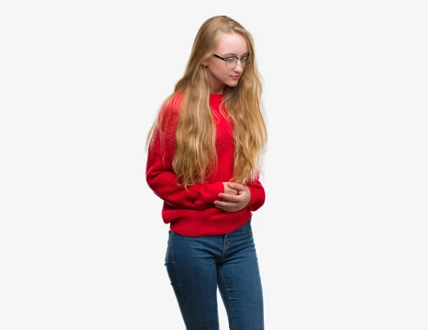 金发女郎穿着红色毛衣 手放在肚子上 因为恶心 痛苦的疾病感觉不适 疼痛概念 — 图库照片