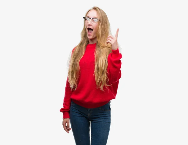 Blonde Teenagerin Roten Pullover Mit Erhobenem Zeigefinger Und Erfolgreicher Idee — Stockfoto