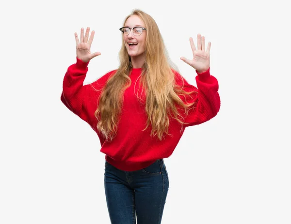 Rubia Adolescente Mujer Usando Suéter Rojo Mostrando Señalando Hacia Arriba — Foto de Stock