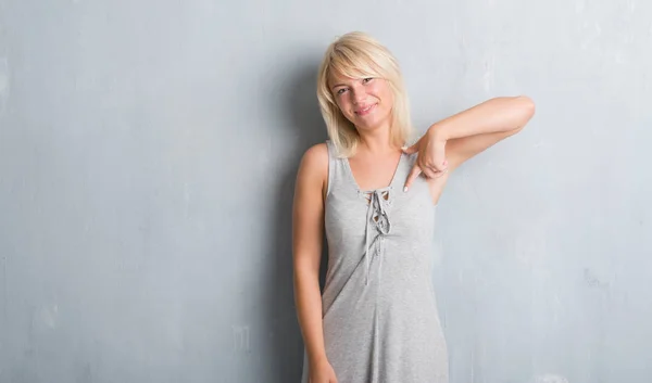 Mujer Caucásica Adulta Sobre Pared Gris Grunge Usando Vestido Con — Foto de Stock