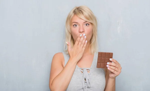 Caucásico Adulto Mujer Sobre Gris Grunge Pared Comer Chocolate Barra —  Fotos de Stock