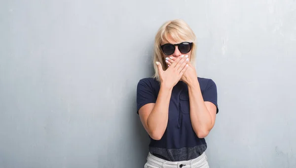 Mujer Caucásica Adulta Sobre Pared Gris Grunge Usando Gafas Sol —  Fotos de Stock