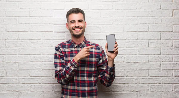 Junger Erwachsener Mann Telefoniert Steht Über Weißer Ziegelwand Und Zeigt — Stockfoto