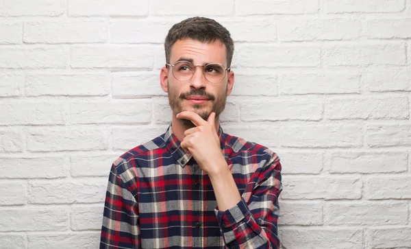 Hombre Adulto Joven Pie Sobre Pared Ladrillo Blanco Cara Seria — Foto de Stock