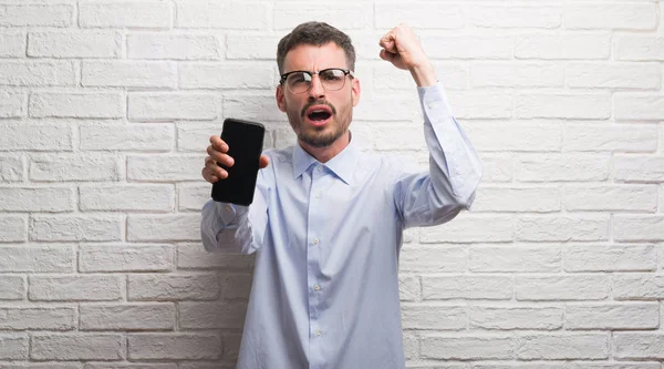 Jonge Volwassen Man Praten Status Van Telefoon Witte Bakstenen Muur — Stockfoto