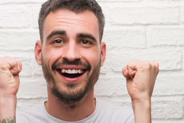 Jonge Volwassen Man Boven Witte Bakstenen Muur Schreeuwen Trots Vieren — Stockfoto