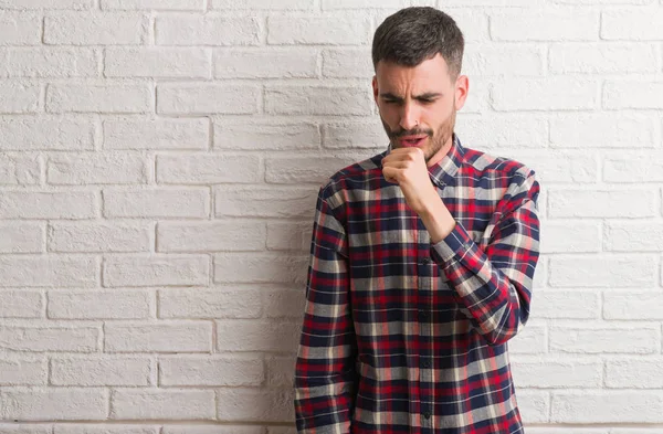 Junger Erwachsener Mann Der Über Einer Weißen Ziegelwand Steht Fühlt — Stockfoto