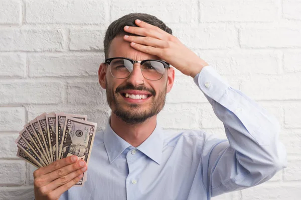 Νέοι Hipster Επιχείρηση Άνθρωπος Εκμετάλλευση Δολάρια Τόνισε Χέρι Στο Κεφάλι — Φωτογραφία Αρχείου