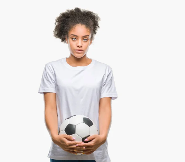 Joven Hermosa Afroamericana Sosteniendo Pelota Fútbol Sobre Fondo Aislado Con —  Fotos de Stock