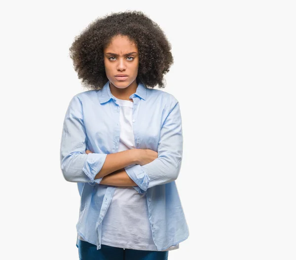 懐疑的な孤立した背景と組んだ腕で顔の神経 不賛成式若いアフロ アメリカ人女性 否定的な人 — ストック写真