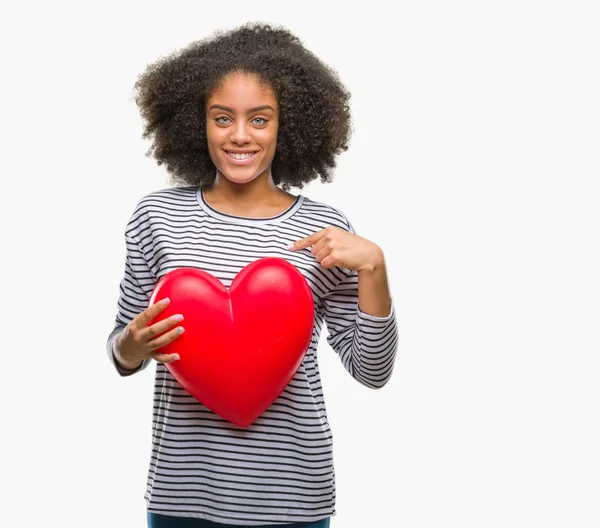 Jovem Afro Americano Mulher Segurando Vermelho Coração Amor Sobre Isolado — Fotografia de Stock