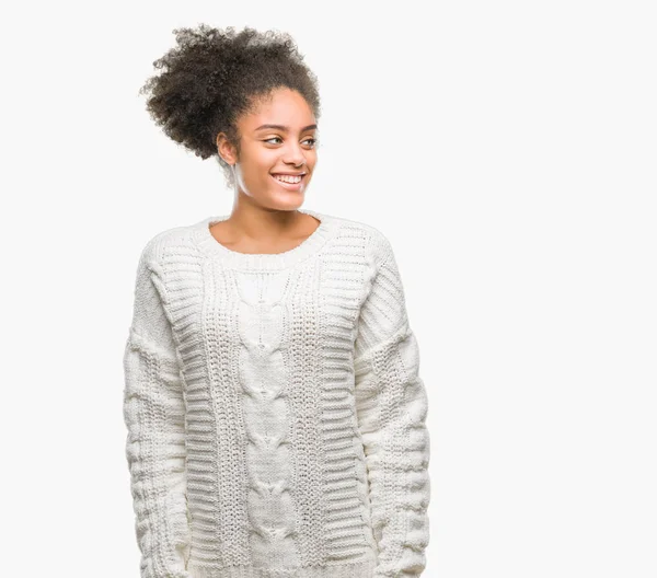 Mujer Afroamericana Joven Con Suéter Invierno Sobre Fondo Aislado Mirando — Foto de Stock
