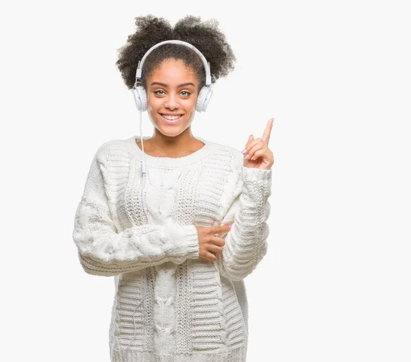 Junge Afroamerikanerin Trägt Kopfhörer Über Isoliertem Hintergrund Sehr Glücklich Zeigt — Stockfoto