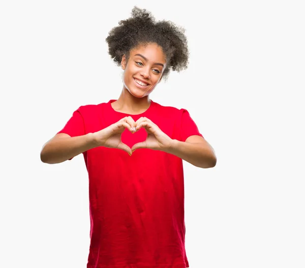 在孤独的背景下 年轻的美国黑人妇女微笑着在爱中显示心脏符号和形状与手 浪漫理念 — 图库照片