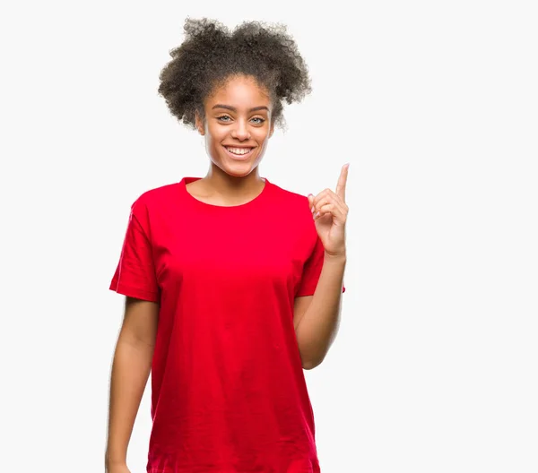 分離背景表示と自信を持って 幸せな笑みを浮かべて 指番号のいずれかで上向きに若いアフロ アメリカ人女性 — ストック写真