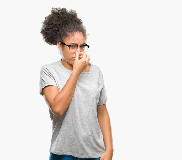 Junge Afroamerikanerin Mit Brille Über Isoliertem Hintergrund Die Etwas Stinkendes — Stockfoto