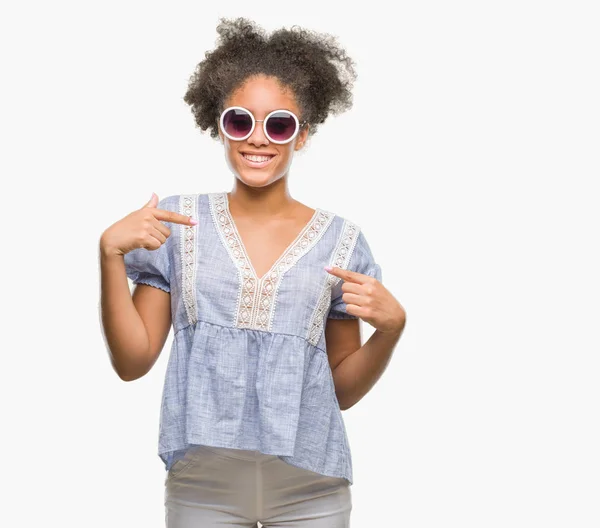 Jovem Afro Americana Vestindo Óculos Sobre Fundo Isolado Olhando Confiante — Fotografia de Stock