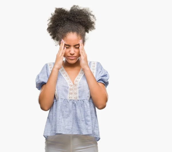 Mujer Afroamericana Joven Sobre Fondo Aislado Con Mano Cabeza Para — Foto de Stock