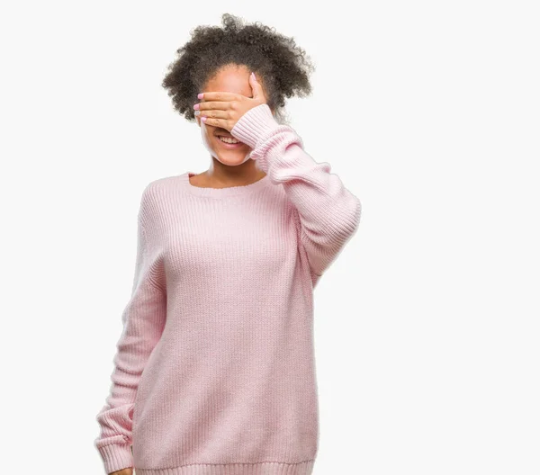 Junge Afroamerikanerin Winterpullover Vor Isoliertem Hintergrund Lächelnd Und Lachend Mit — Stockfoto