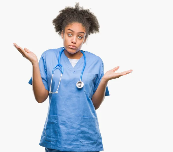 腕と手を上げて分離背景無知と混乱式以上若いアフロ アメリカ人医師の女性 疑いのコンセプト — ストック写真