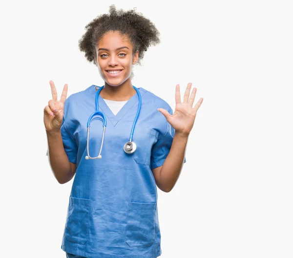 Молодая Афро Американская Доктор Женщина Изолированном Фоне Показывает Указывает Пальцами — стоковое фото