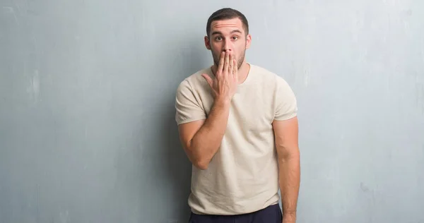 Giovane Uomo Caucasico Oltre Grigio Grunge Muro Copertura Bocca Con — Foto Stock