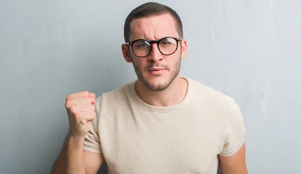 Joven Caucásico Hombre Sobre Gris Grunge Pared Molesto Frustrado Gritando —  Fotos de Stock