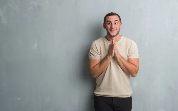 Joven Caucásico Hombre Sobre Gris Grunge Pared Orando Con Las — Foto de Stock