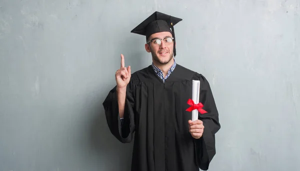 Kaukasische Jongeman Grijs Grunge Muur Dragen Afgestudeerde Uniforme Bedrijf Mate — Stockfoto