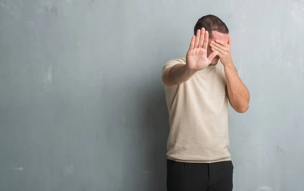 Kaukasische Jongeman Grijs Grunge Wand Bekleding Ogen Met Handen Stop — Stockfoto