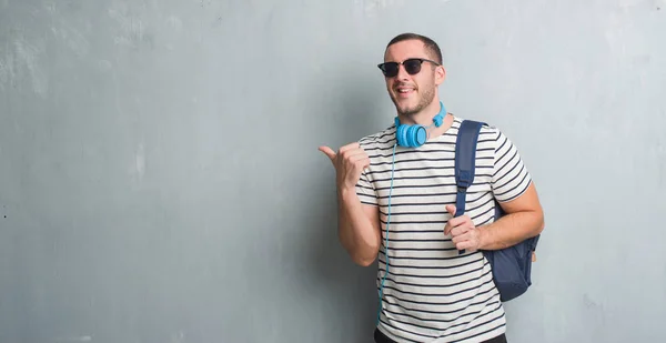 Muž Mladý Bělošský Student Nad Šedá Grunge Zeď Nošení Sluchátek — Stock fotografie