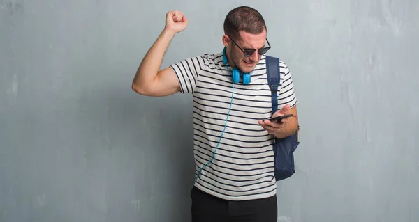 Joven Estudiante Caucásico Sobre Pared Gris Grunge Usando Auriculares Usando — Foto de Stock