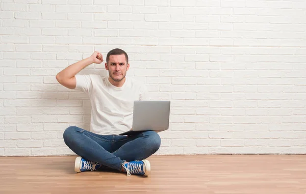Young Caucasian Man Sitting White Brick Wall Using Computer Laptop — Stock Photo, Image