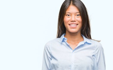 Yüzünde mutlu ve güzel bir gülümseme ile izole arka plan üzerinde genç Asya iş kadını. Şanslı kişi.