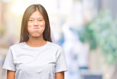 Komik surat ile yanakları şişirme izole arka plan üzerinde Genç Asyalı kadın. Ağız ile hava, deli ifade şişirilmiş.