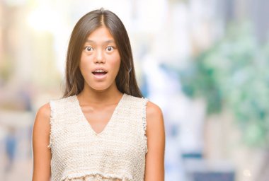 Genç Asyalı kadın korkuyor ve şok sürpriz ifade ile izole arka plan üzerinde korku ve yüz heyecanlı.